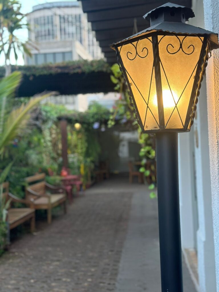 Corredor com plantas e lanterna do Jardim Magnólia, em Cuiabá